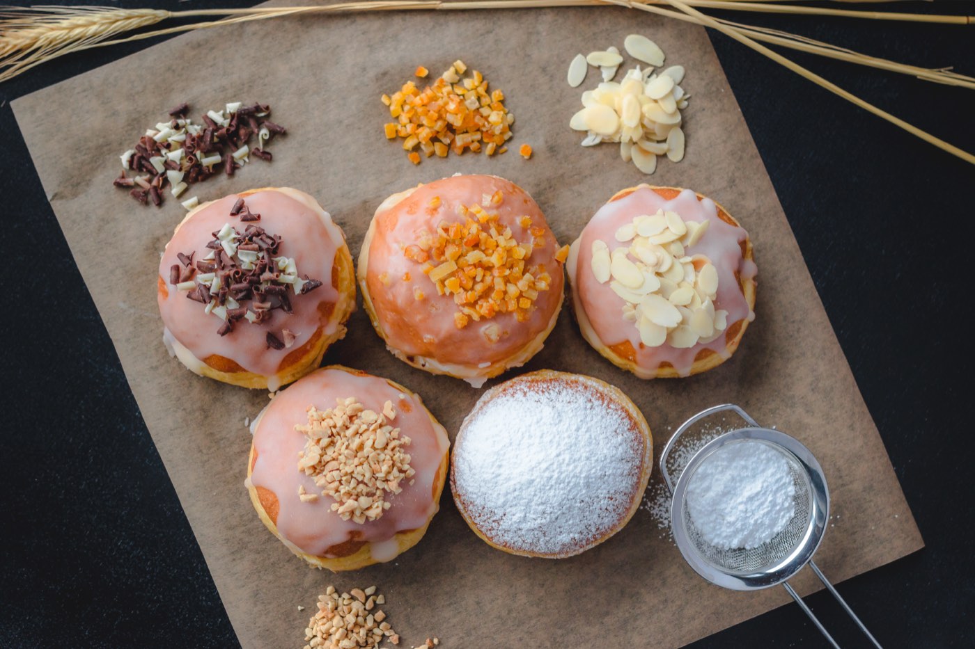 Pączki Piekarni Batmar z lukrem i posypkami: czekolada, skórka pomarańczowa, płatki migdałów, orzechy, cukier puder
